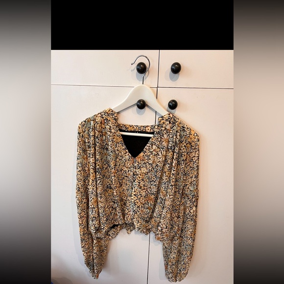 NWOT lulus season of bloom floral blouse - Picture 12 of 12